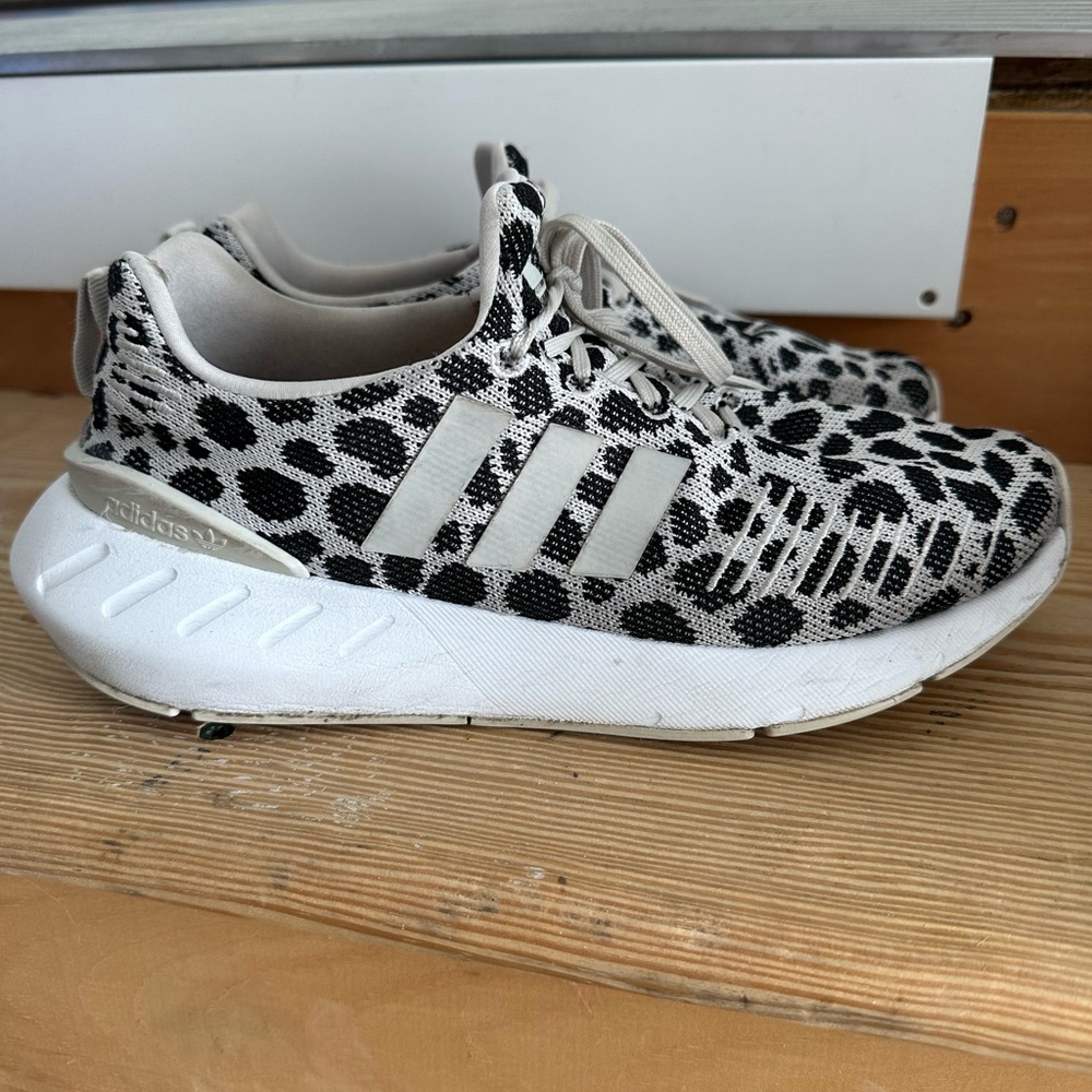 Lightly worn Leopard Adidas Women’s Sz 7 Sneakers!